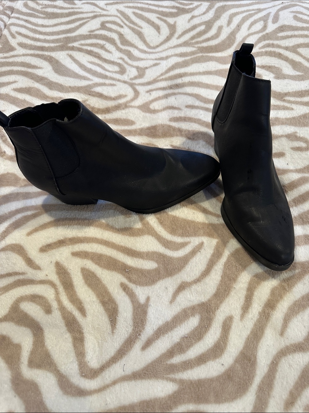 Old Navy Black Pointed-Toe Chelsea Ankle Boots